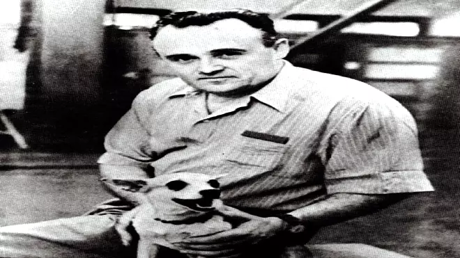 صورة تم التقاطها في موسكو عام 1954 لمصمم سفن الفضاء سيرغي كوروليوف مع كلب عائد للتو من رحلة على ارتفاع 100 كيلومتر صورة تم التقاطها في موسكو عام 1954 لمصمم سفن الفضاء سيرغي كوروليوف مع كلب عائد للتو من رحلة على ارتفاع 100 كيلومتر
